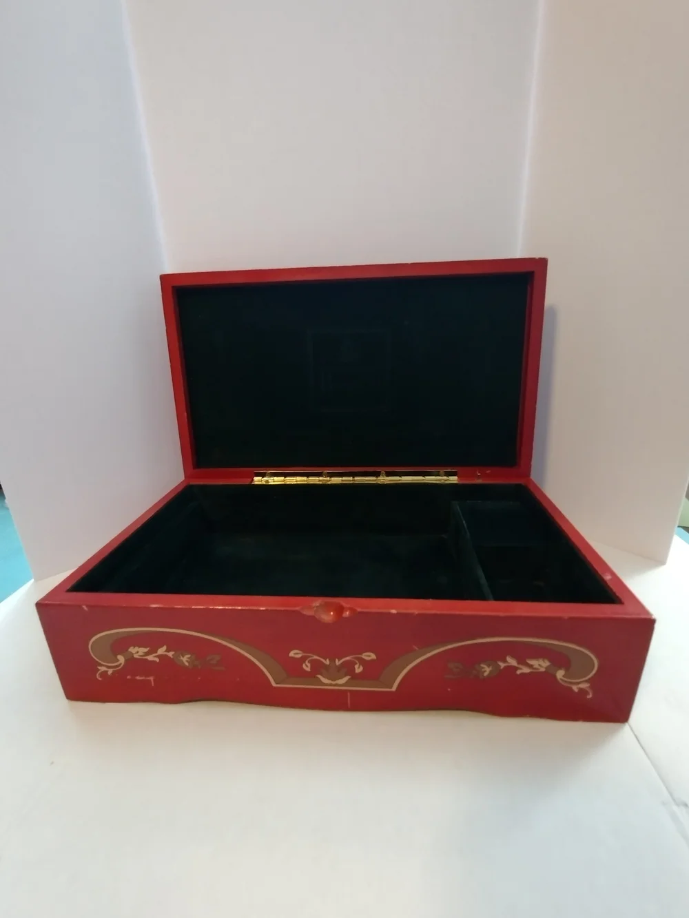 Princess Marcella Borghese Red Decorative Lacquered Trinket Box w/ Gold Accents